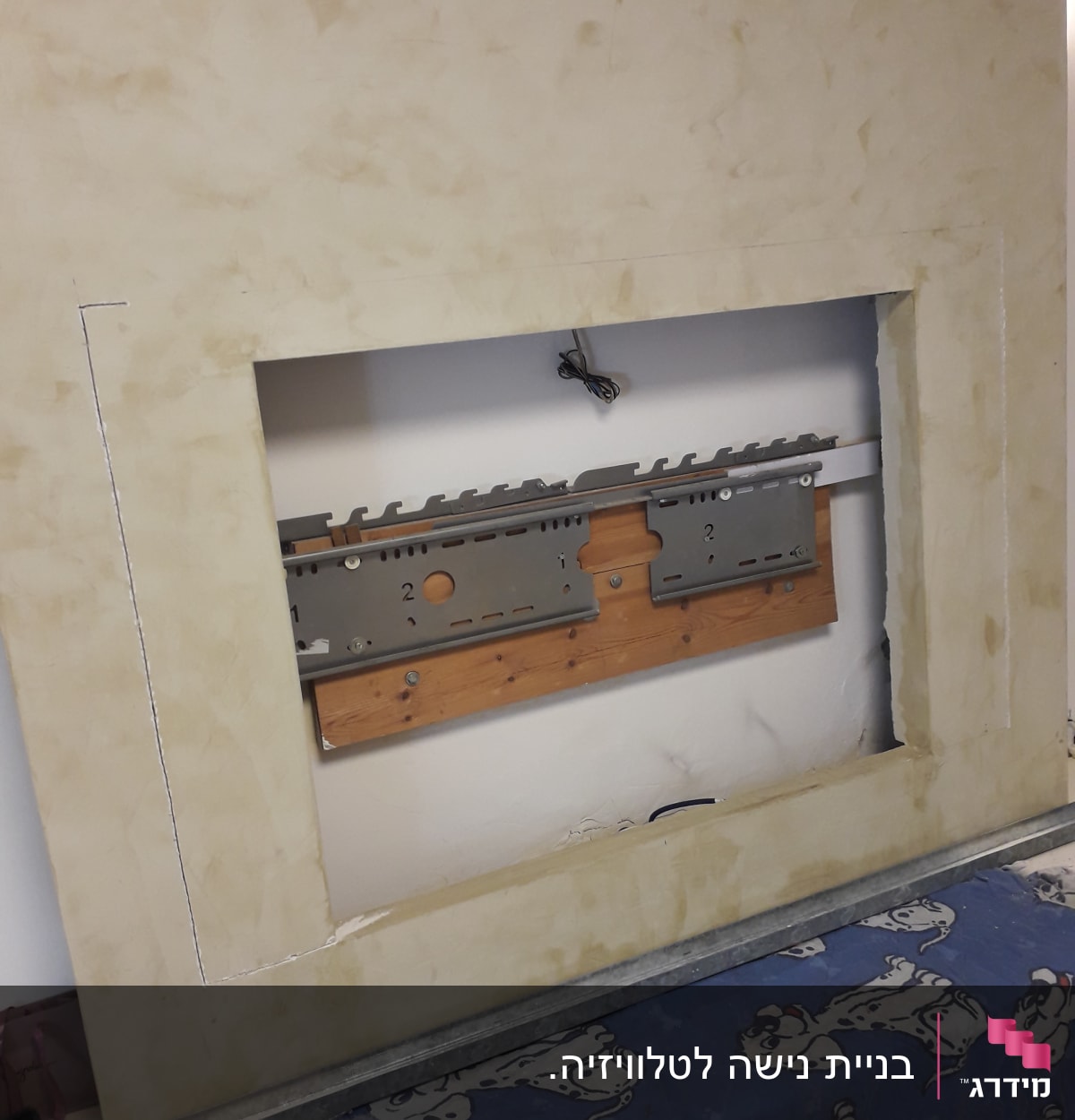 קיר גבס עם חור ומסגרת מתכת
